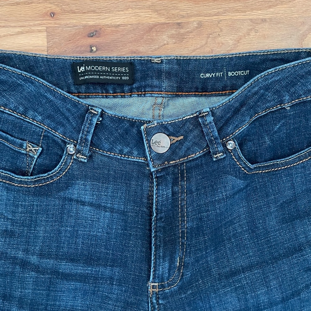 LIKE NEW Lee curvy fit boot cut jeans size 10 - Picture 2 of 5